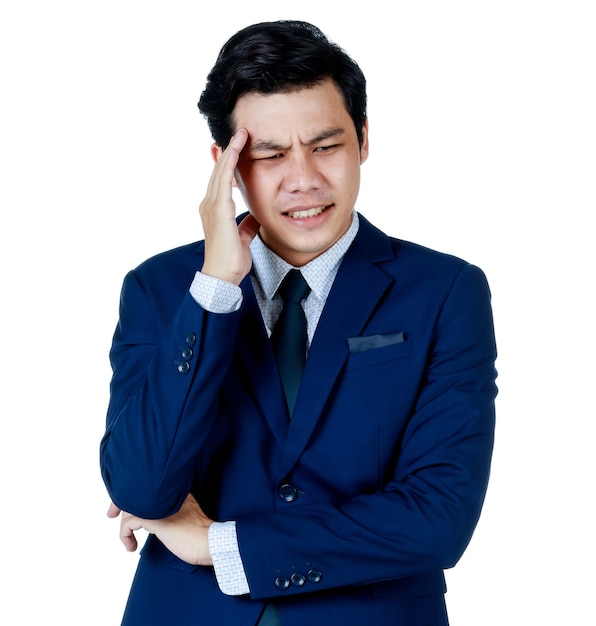 Hombre de negocios asiático atractivo joven vestido con traje azul marino con camisa blanca y corbata puso su mano sobre su cabeza mirando decepcionado y estresante. Fondo blanco. Aislado