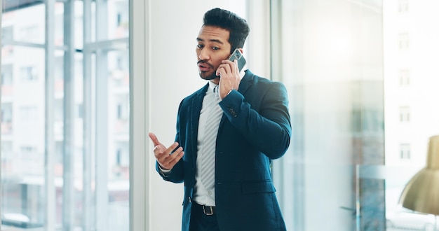 Hombre de negocios asiático y comunicación de llamadas telefónicas en la oficina para la negociación de comentarios y el comercio en el agente corporativo de Broker móvil y hablando en un teléfono inteligente para consultas de contacto y conversación