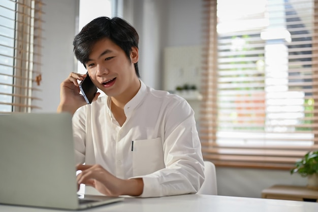 Hombre de negocios asiático inteligente hablando por teléfono con una llamada telefónica de negocios