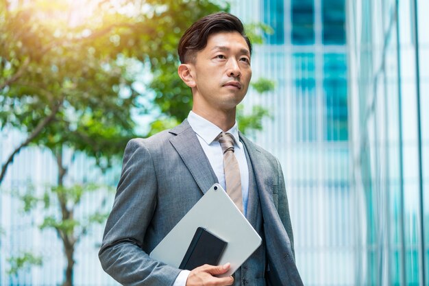 Hombre de negocios asiático con una mirada seria