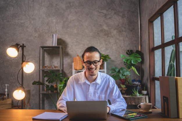 Hombre de negocios asiático persona empresario independiente que trabaja en un espacio de coworking o cafetería