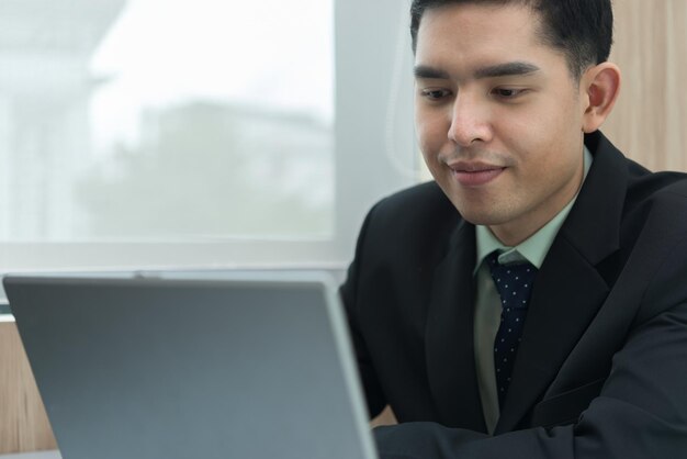 Un hombre de negocios asiático piensa en el trabajo en la oficina Un trabajador de Tailandia tiene ideas para un proyecto para el mañana