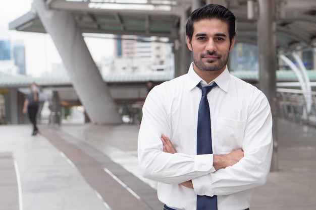 Hombre de negocios asiático que cruza el brazo; retrato, de, asiático, norte de la india, exitoso, y, confiado, hombre de negocios