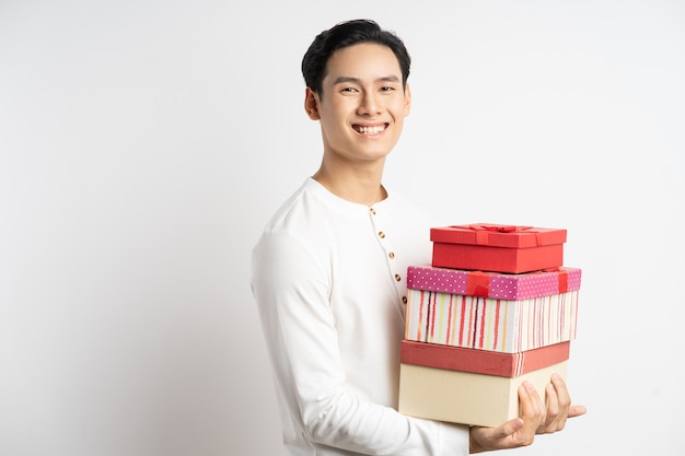 Hombre de negocios asiático sostenía tres cajas de regalo en su mano