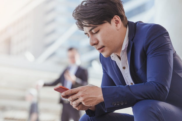 Hombre de negocios asiático trabajar en teléfono