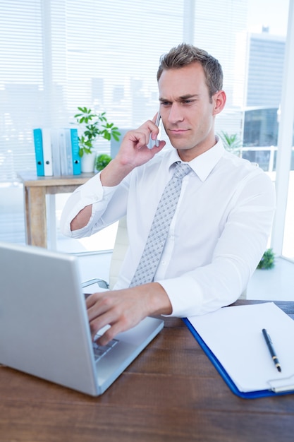 Hombre de negocios atento hablando por teléfono