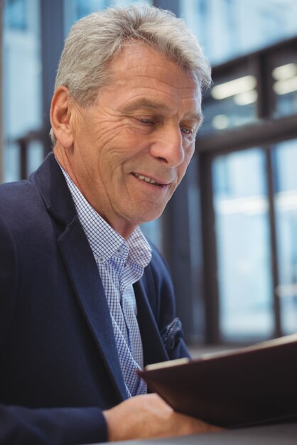 Hombre de negocios atento mirando organizador