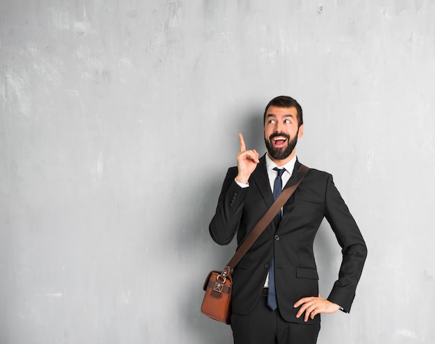 Hombre de negocios con barba con la intención de realizar la solución mientras levanta un dedo