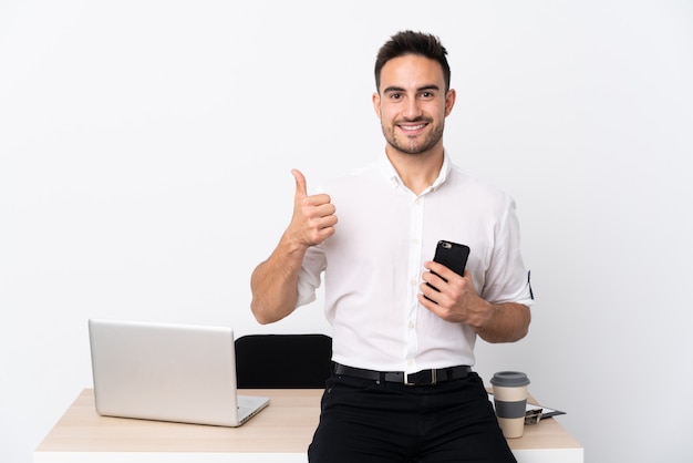 Hombre de negocios con barba en un lugar de trabajo