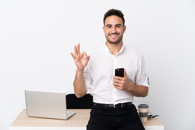 Hombre de negocios con barba en un lugar de trabajo