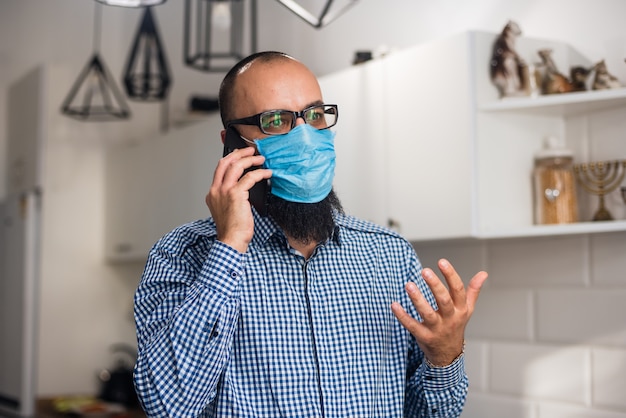 Foto hombre de negocios con barba y máscara médica