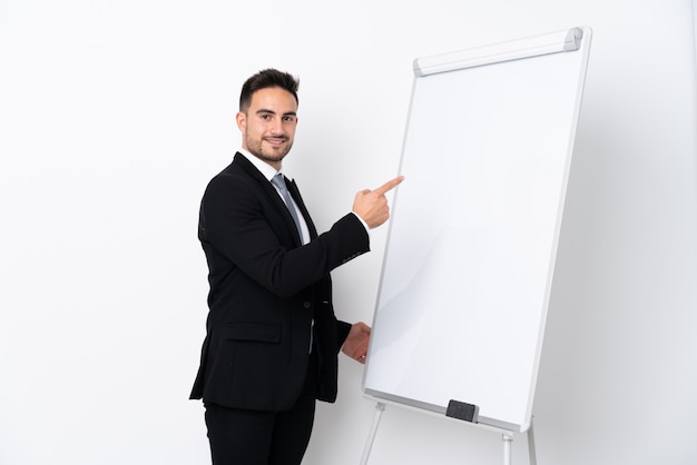 Hombre de negocios con barba con pizarra sobre pared aislada