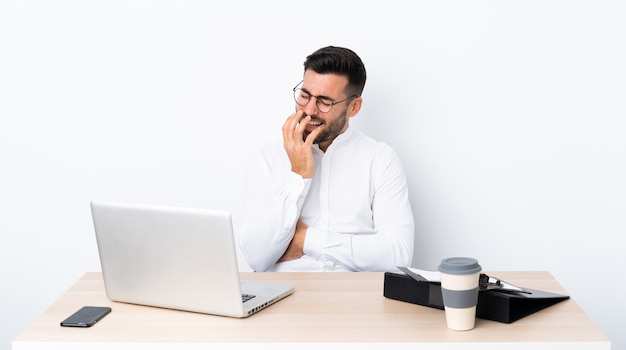 Hombre de negocios con barba sobre pared aislada