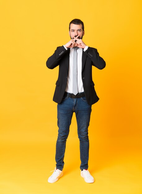 Hombre de negocios con barba sobre pared aislada