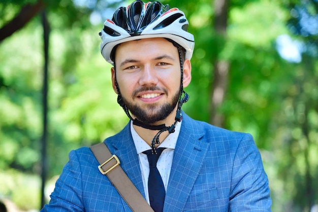 Hombre de negocios barbudo feliz en casco