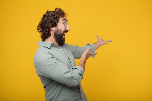 Hombre de negocios barbudo joven que expresa un concepto