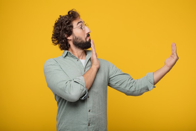 Hombre de negocios barbudo joven que expresa un concepto