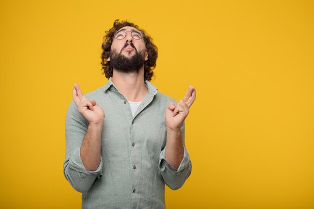 Hombre de negocios barbudo joven que expresa un concepto