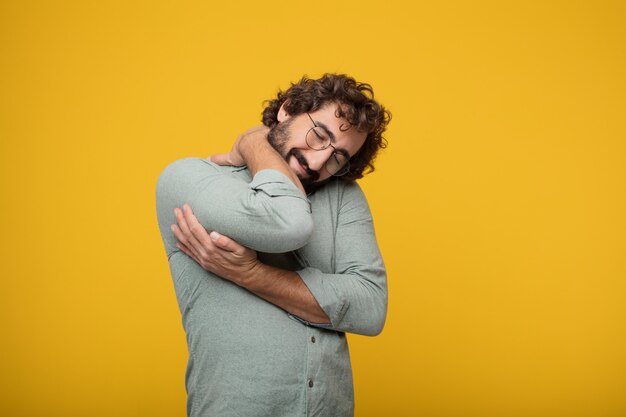 Hombre de negocios barbudo joven que expresa un concepto