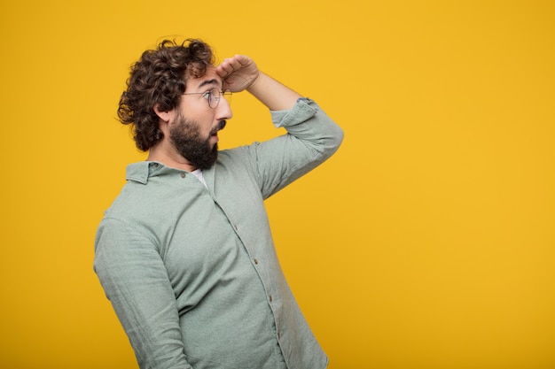 Hombre de negocios barbudo joven que expresa un concepto