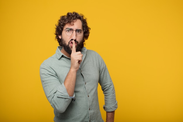 Hombre de negocios barbudo joven que expresa un concepto