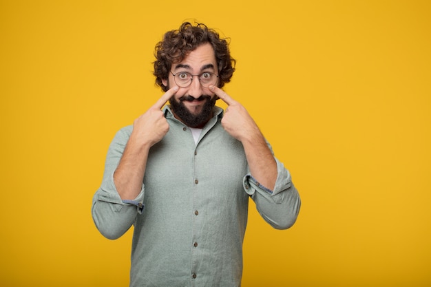 Hombre de negocios barbudo joven que expresa un concepto