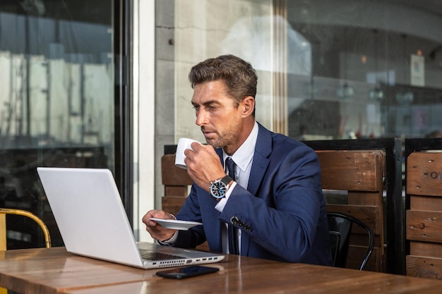 hombre de negocios, bebida, café, en, café