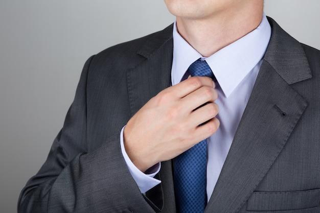 Hombre de negocios bien vestido ajustando su corbata