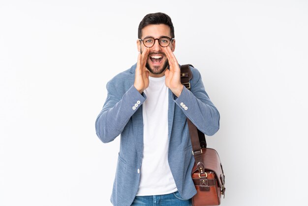 Hombre de negocios en blanco gritando con la boca abierta