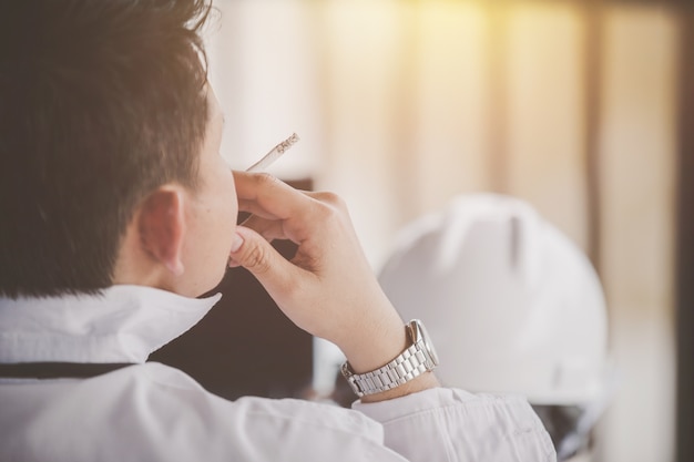 El hombre de negocios borra el trabajo del trabajo.