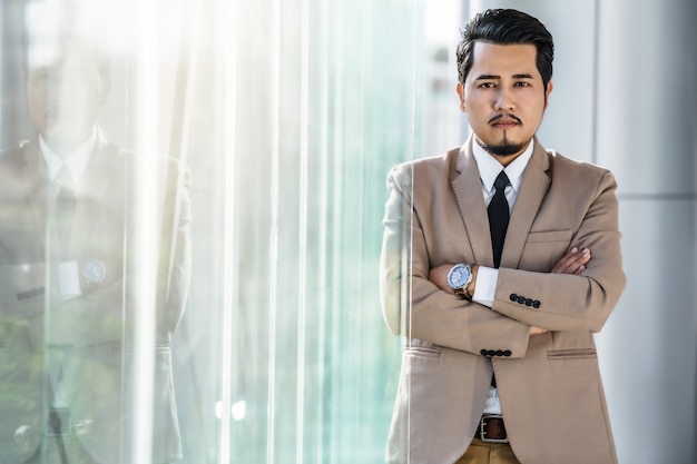 Hombre de negocios con los brazos cruzados