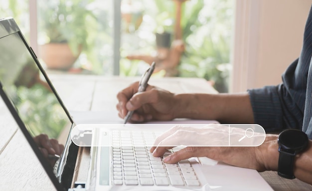 Foto hombre de negocios buscando y trabajando con computadora portátil en la mesa en casa concepto de negocio en línea de trabajo