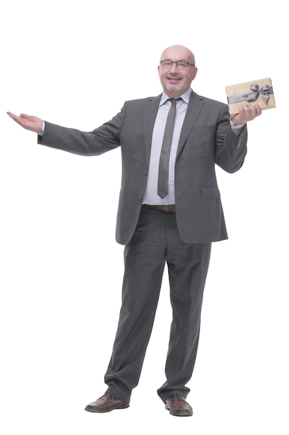 Hombre de negocios con una caja de regalo aislada en un fondo blanco