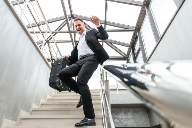 Foto un hombre de negocios caminando por la escalera.