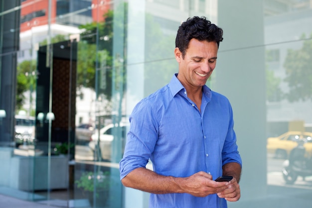 Hombre de negocios caminando con teléfono móvil