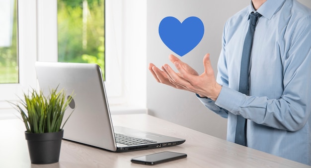 Hombre de negocios en camisa con corazón como símbolo de icono.