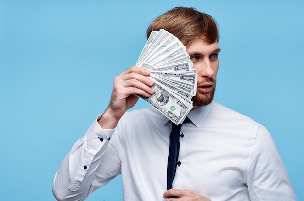 Hombre de negocios en camisa con paquete de corbata de finanzas de dinero
