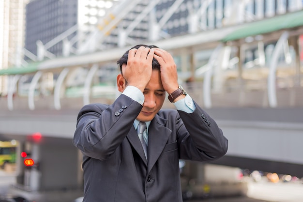 Hombre de negocios cansado o estresado después de su trabajo. Imagen del concepto de empresario subrayado.