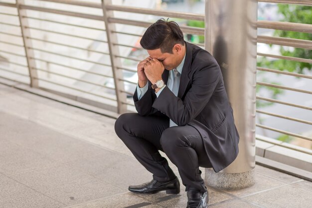 Hombre de negocios cansado o estresado después de su trabajo. Imagen del concepto estresado del hombre de negocios.