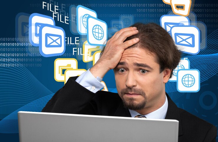 Foto hombre de negocios cansado que usa la computadora portátil en fondo