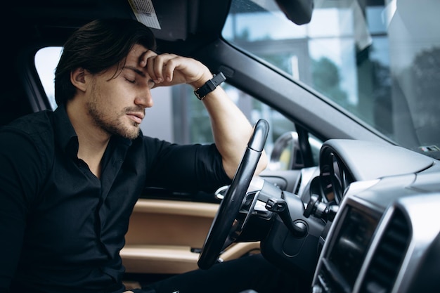 hombre de negocios, cansado, sentado, en coche