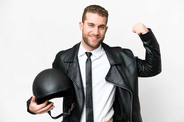 Hombre de negocios con un casco de motocicleta sobre un fondo blanco aislado haciendo un gesto fuerte