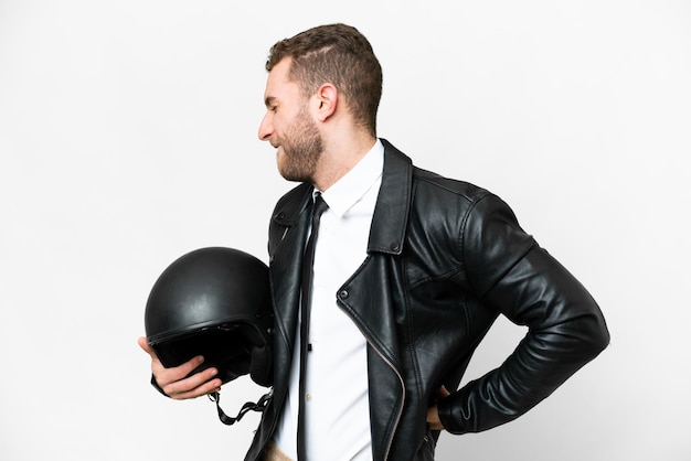 Hombre de negocios con casco de motocicleta sobre fondo blanco aislado que sufre de dolor de espalda por haber hecho un esfuerzo