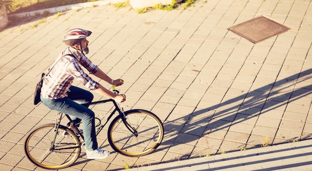 Hombre de negocios casual con casco que va a trabajar en bicicleta.