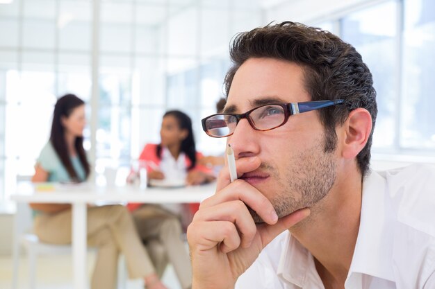 Hombre de negocios casual con gafas concentrando