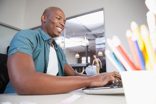 Hombre de negocios casual trabajando en la computadora portátil en el escritorio