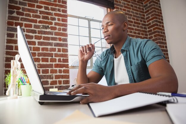 Hombre de negocios casual trabajando en su escritorio