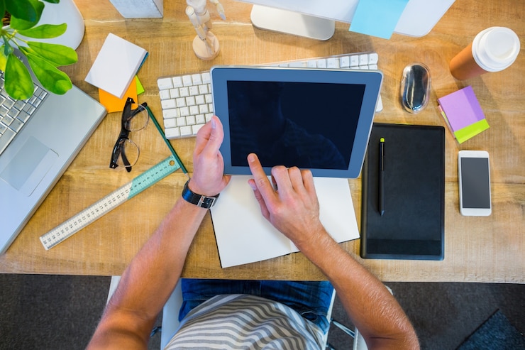 Foto hombre de negocios casual trabajando en tableta
