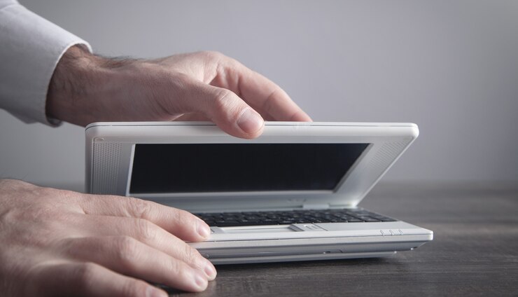 Foto hombre de negocios caucásico abriendo su computadora portátil.