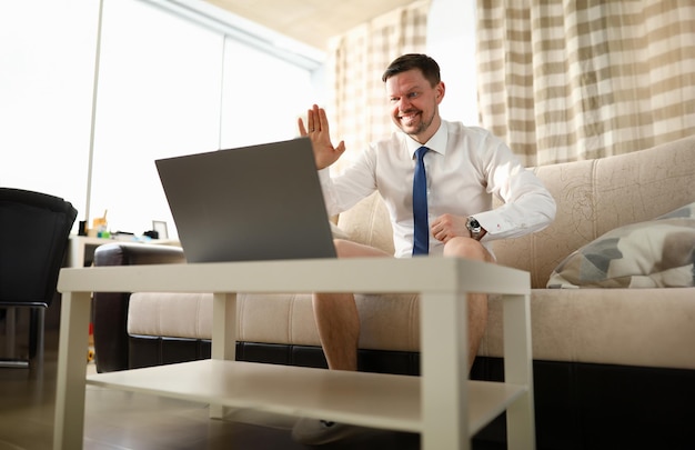 Hombre de negocios caucásico adulto con computadora portátil contra el retrato de fondo de casa